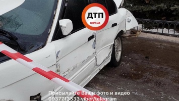 Смертельное ДТП Киеве: BMW вылетел на тротуар и впечатал женщину в столб