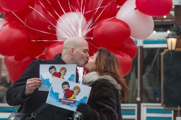 В центре Одессы прохожим раздавали воздушные сердечки для поиска своей половинки (общество)