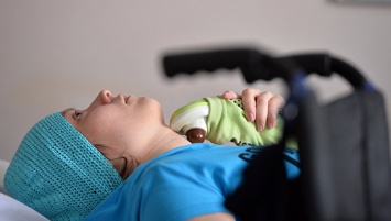 Психологи рассказали о роли матерей в реабилитации детей после операций