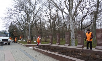В Херсоне сегодня убирали парк Славы (фото)