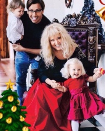 В День святого Валентина певица Пугачева опубликовала фото всей своей нынешней семьи