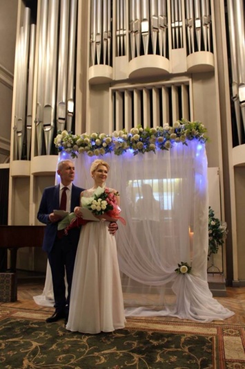 Влюбленные днепряне женились под куполами планетария и органного зала