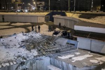 Жуткое ДТП в Киеве: Volkswagen снес отбойник и слетел к подземному переходу
