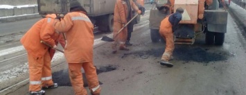 В Запорожье снова ремонтируют дорогу, на которой после каждой зимы образовываются огромные ямы, - ФОТО