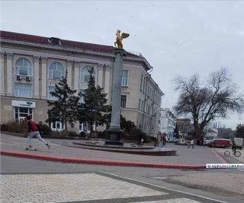 Керчанам не нравятся экстремалы, катающиеся по памятному знаку на площади Ленина