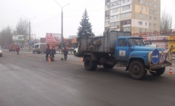 Коммунальщики начали уборку дорог от смеси в рекордно-ранние сроки (фото)