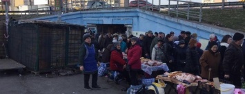 Киевляне требуют убрать незаконную торговлю возле двух станций метро