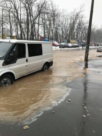 Голосеево стало озером: вода сорвала асфальт и жители перебираются вплавь. Фото