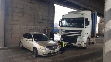 На запорожском произошла авария: водитель фуры не заметил легковушку (Фото)