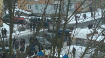 Беспорядки в Ровенской области: пятеро полицейских травмированы (Видео)