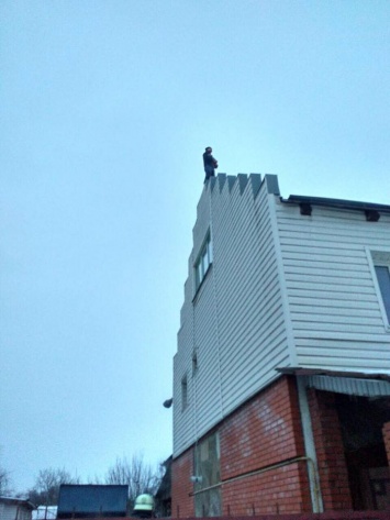 В Броварах полицейские спасли мужчину, который грозился прыгнуть с крыши