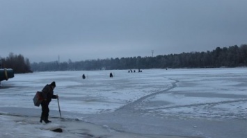 Киевские рыбаки потерпели бедствие на льдине