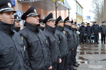 Патрульная полиция Луганской области стала "шире" на 17 парней и 6 девушек (Фото)