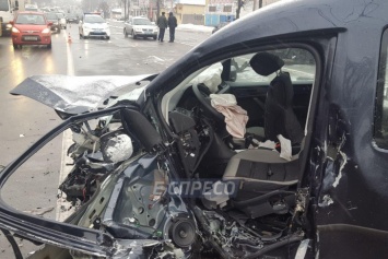 Жуткое ДТП в Киеве: погиб полицейский, еще трое человек получили ранения