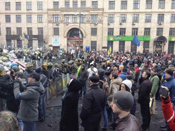Этот день в истории: Евромайдан сносят бульдозером, участники торговой блокады на Донбассе начали перекрывать автодороги