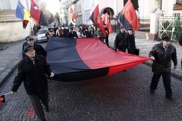 Садовый запретил вывешивать на львовской ратуше красно-черный флаг