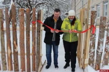 В России торжественно открыли забор, который не могли построить семь лет