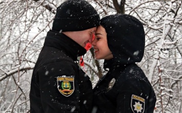 "Кормите не только супом, но и сексом": Жены запорожских полицейских получили инструктаж