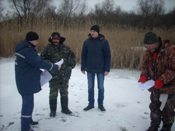 На Днепропетровщине спасатели пообщались с рыбаками