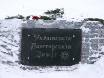 Харьковские националисты поплакали и снова собирают деньги на восстановление памятника УПА