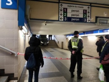 В Польше водитель автомобиля припарковался в подземном переходе ж/д вокзала (фото)