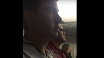 На борту самолета мужчина узнал о беременности жены от пилота (видео)