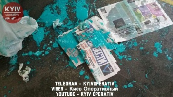 В Киеве облили краской девушку, которая раздавала газету "Вести"