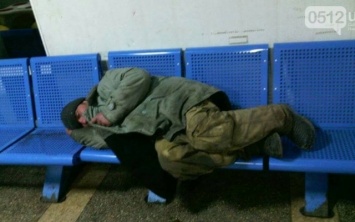 Бомжи постепенно превращают Николаевский автовокзал в свою ночлежку