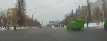 В Харькове уволили водителя маршрутки, который проехал "зебру" на красный (ВИДЕО)