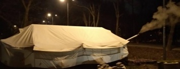 "Не комильфо": Одесские власти пытаются снести палатку обогрева бездомных (ФОТО)