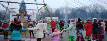 Масленицу в Кременчуге открыли парадом, хороводом и катанием на телеге (фото и видео)
