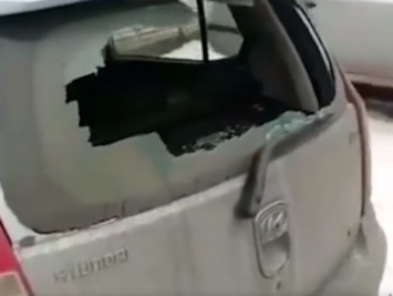 У Соломенского суда Киева неизвестный побил топором десяток автомобилей (видео)