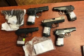 Одесский полицейский продавал оружие из вещдоков