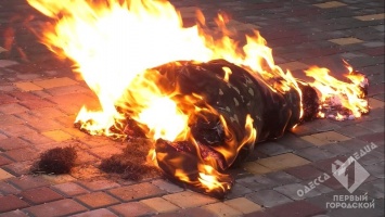 Возле Российского консульства одесситы сожгли чучело оккупанта