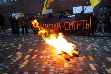 Возле консульства России в Одессе обезглавили и сожгли чучело с флагом РФ