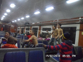 Ромы захватили поезд: кадры сумасшествия (фото)