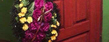 Жителю города Черноморска дочь прислала на день рождения похоронный венок