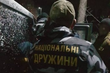 Жители карпатского села сдали вооруженных "нацдружинников" полиции