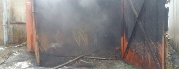 В Кременчуге горели жилой дом и металлический гараж (ФОТО)