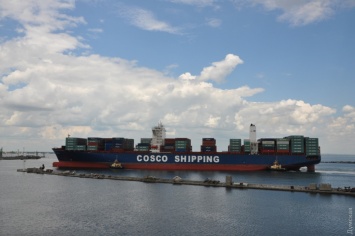 Хет-трик: одесский порт одновременно обработал три огромных контейнеровоза