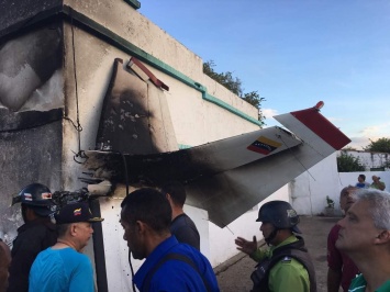 В Венесуэле самолет упал на жилой дом, есть жертвы