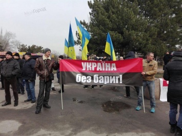 В Николаеве митингующие за отставку Порошенко прошлись по Соборной к памятнику Небесной Сотне