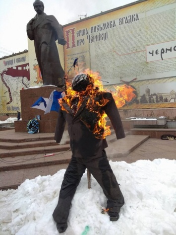 В Черновцах сторонники Саакашвили сожгли чучело Порошенко