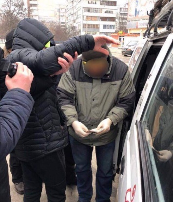 В Запорожье на взятке в 22000 гривен был задержан инспектор полиции