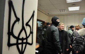 Националисты в Киеве разбили окна в Россотрудничества и Сбербанка