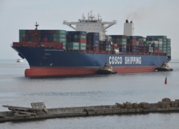 В Одесском порту обработали одновременно три 300-метровых контейнеровоза