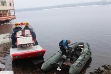 В Киеве с моста прыгнула девушка: спасатели ищут тело второй день