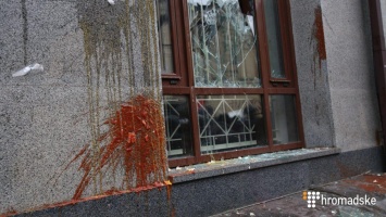 В Киеве активисты ОУН напали на здания «Сбербанка», «Альфабанка» и «Россотрудничества»