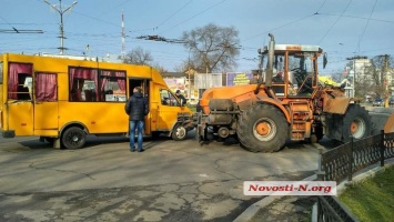 Бульдозер таранил маршрутку в Николаеве