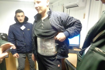 Из Украины в Крым мужчина пытался пронести запрещенные сыры и колбасы, закрепив их на своем теле пленкой (ФОТО)